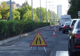 Retenciones por el asfaltado en la avenida de Salamanca antes del túnel.