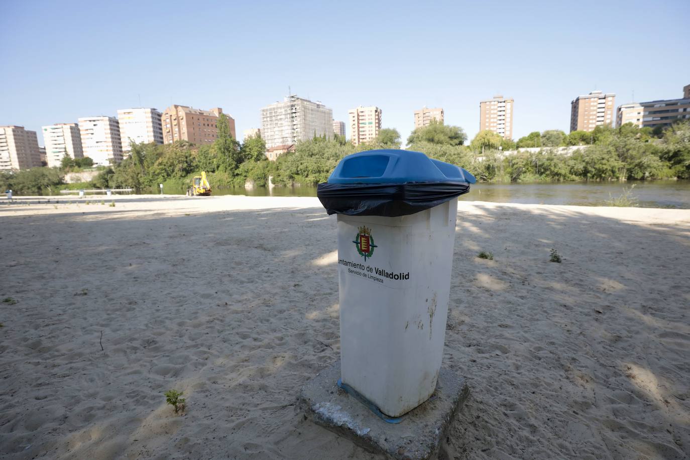 Las imágenes de la renovación de la arena en la playa de Las Moreras