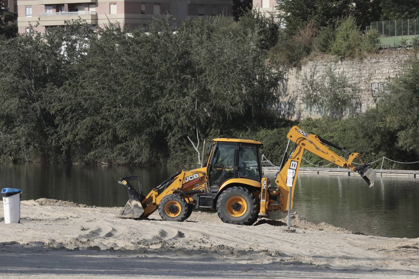 Las imágenes de la renovación de la arena en la playa de Las Moreras