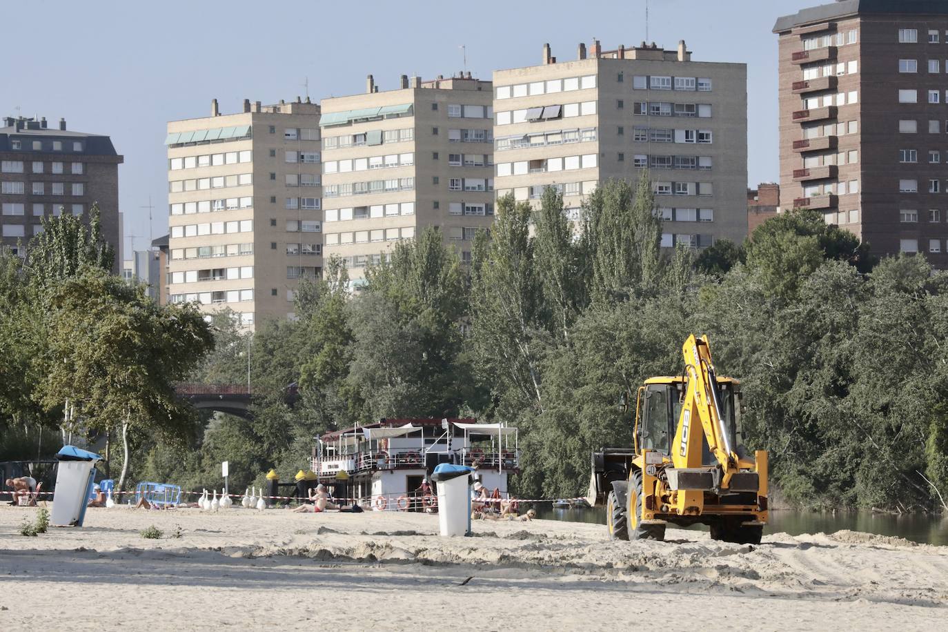 Las imágenes de la renovación de la arena en la playa de Las Moreras