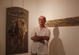 El artista cuellarano Alfonso Rey, junto a algunas de sus obras.