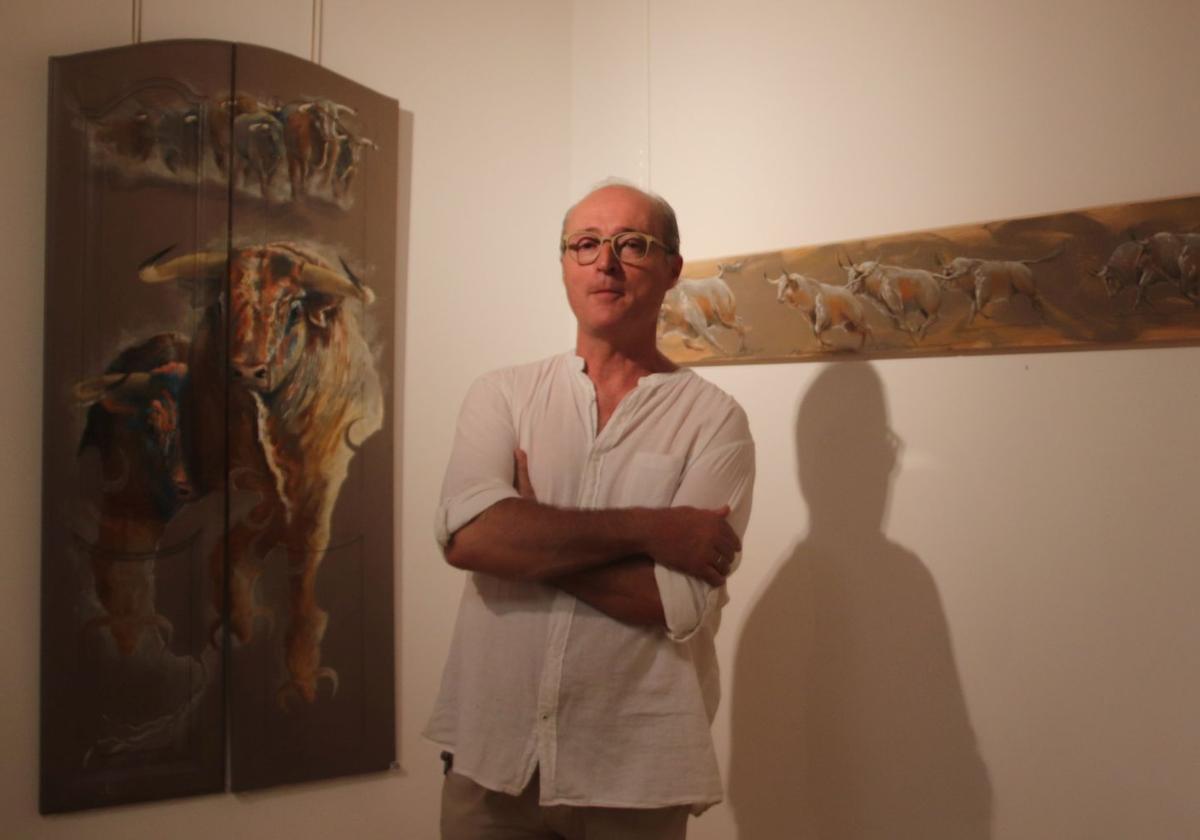 El artista cuellarano Alfonso Rey, junto a algunas de sus obras.