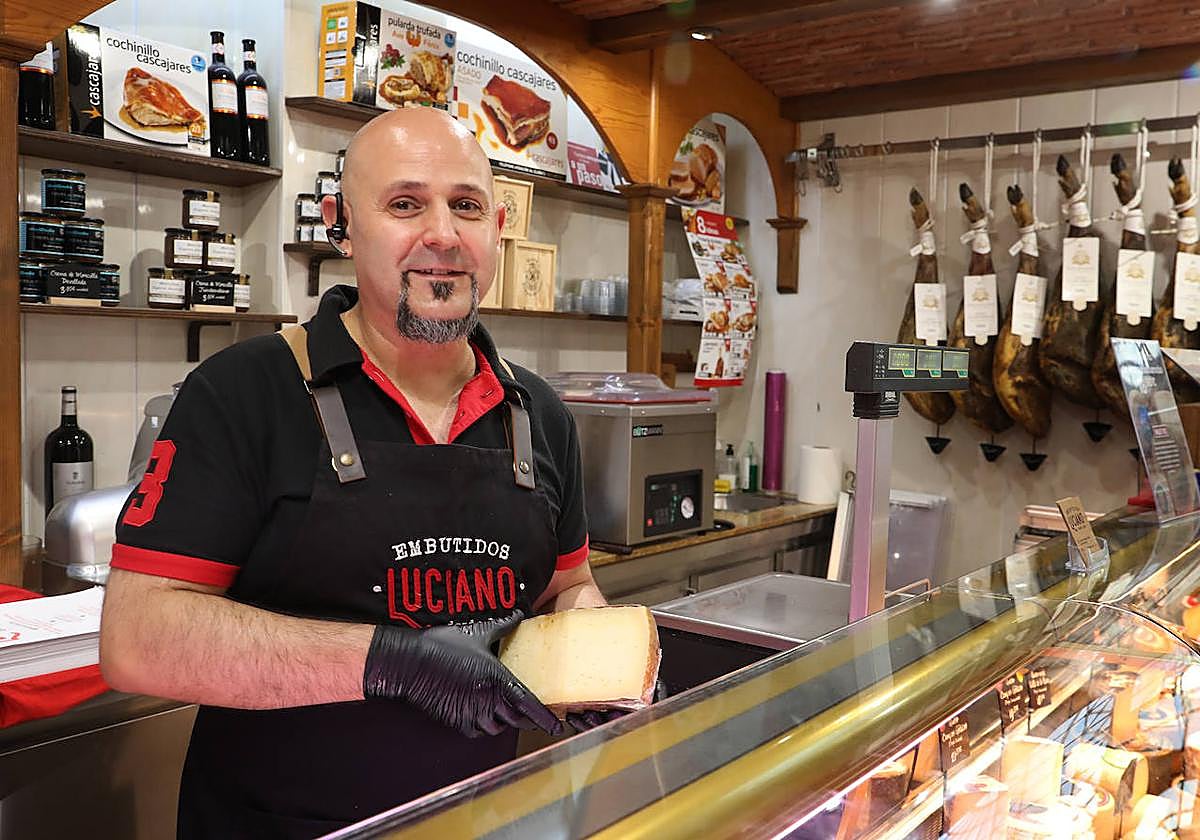 Israel Tapia, presidente de la Plaza de Abastos, en su puesto de Embutidos Luciano.
