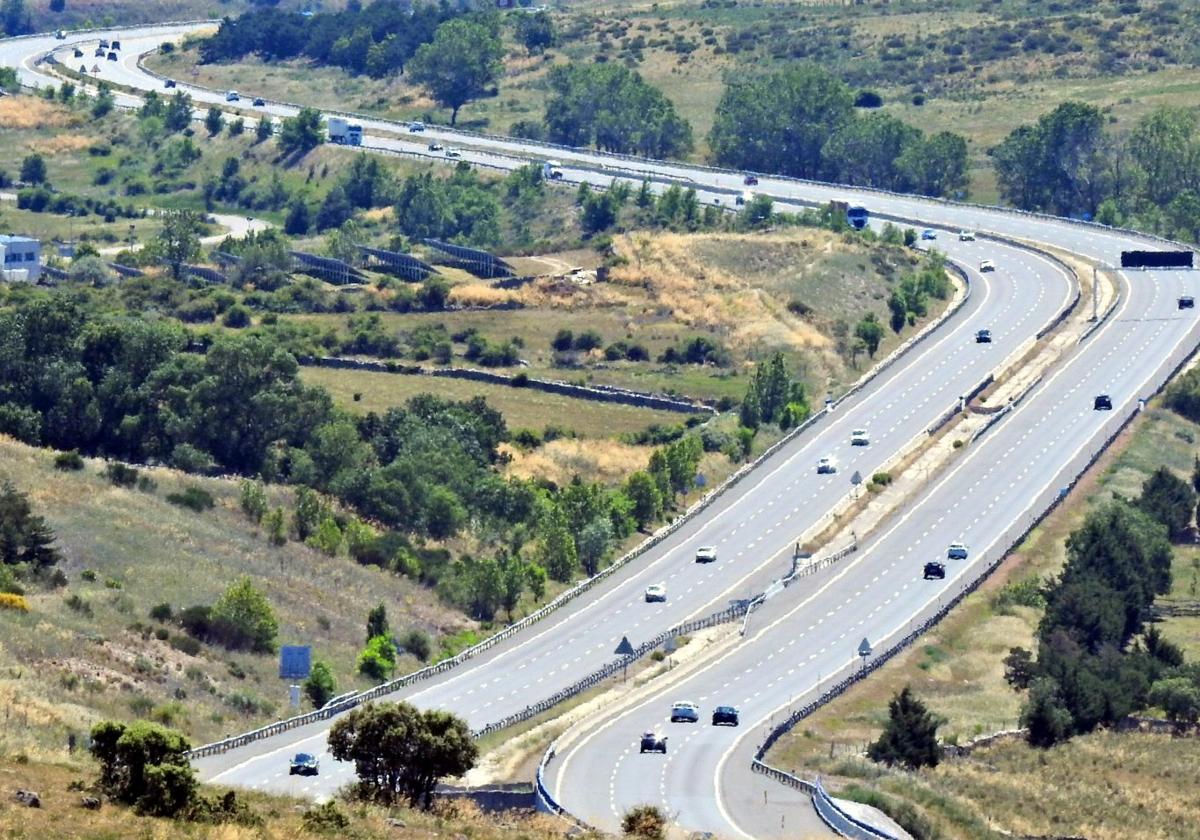 Tramo de la AP-6 a su paso por la provincia de Segovia.