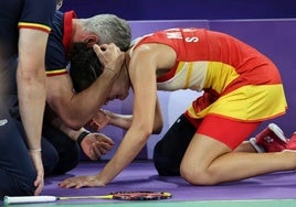 Carolina Marín llora junto a su entrenador, Fernando Rivas, tras sufrir la lesión.