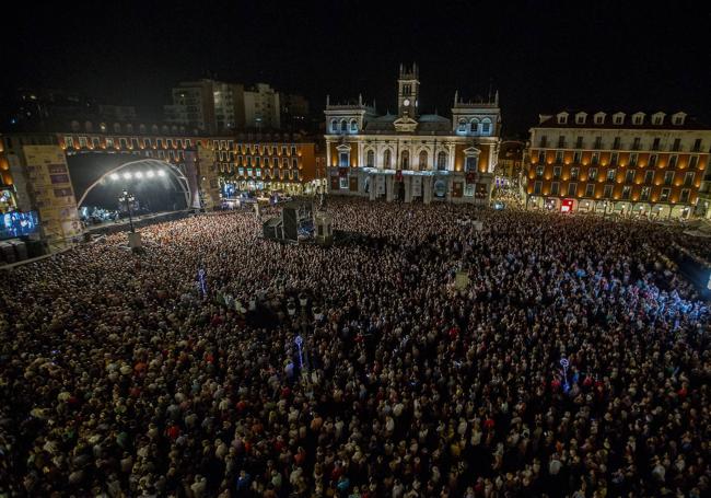 La Plaza Mayor llena, en el concierto de Raphael, el 2 de septiembre de 2018.