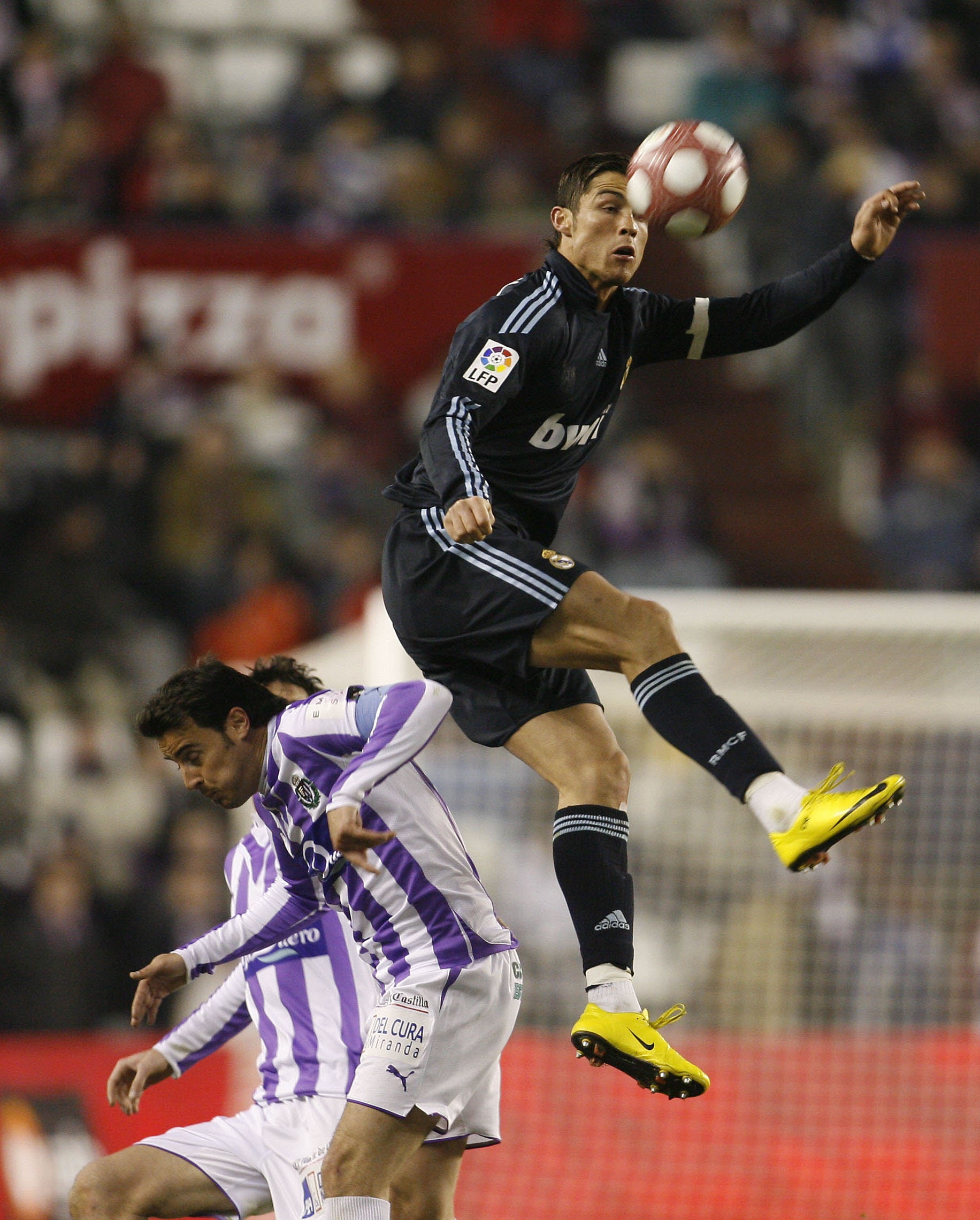 Cristiano Ronaldo salta por encima de Pedro López, en el partido entre los blancos y blanquivioletas en el año 2010, en Zorrilla.