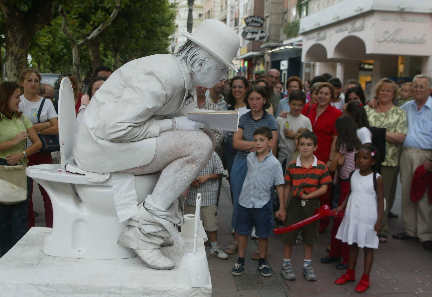 Uno de los participantes en el certamen de estatuas humanas, en el Paseo de Zorrilla, el 10 de septiembre de 2002.