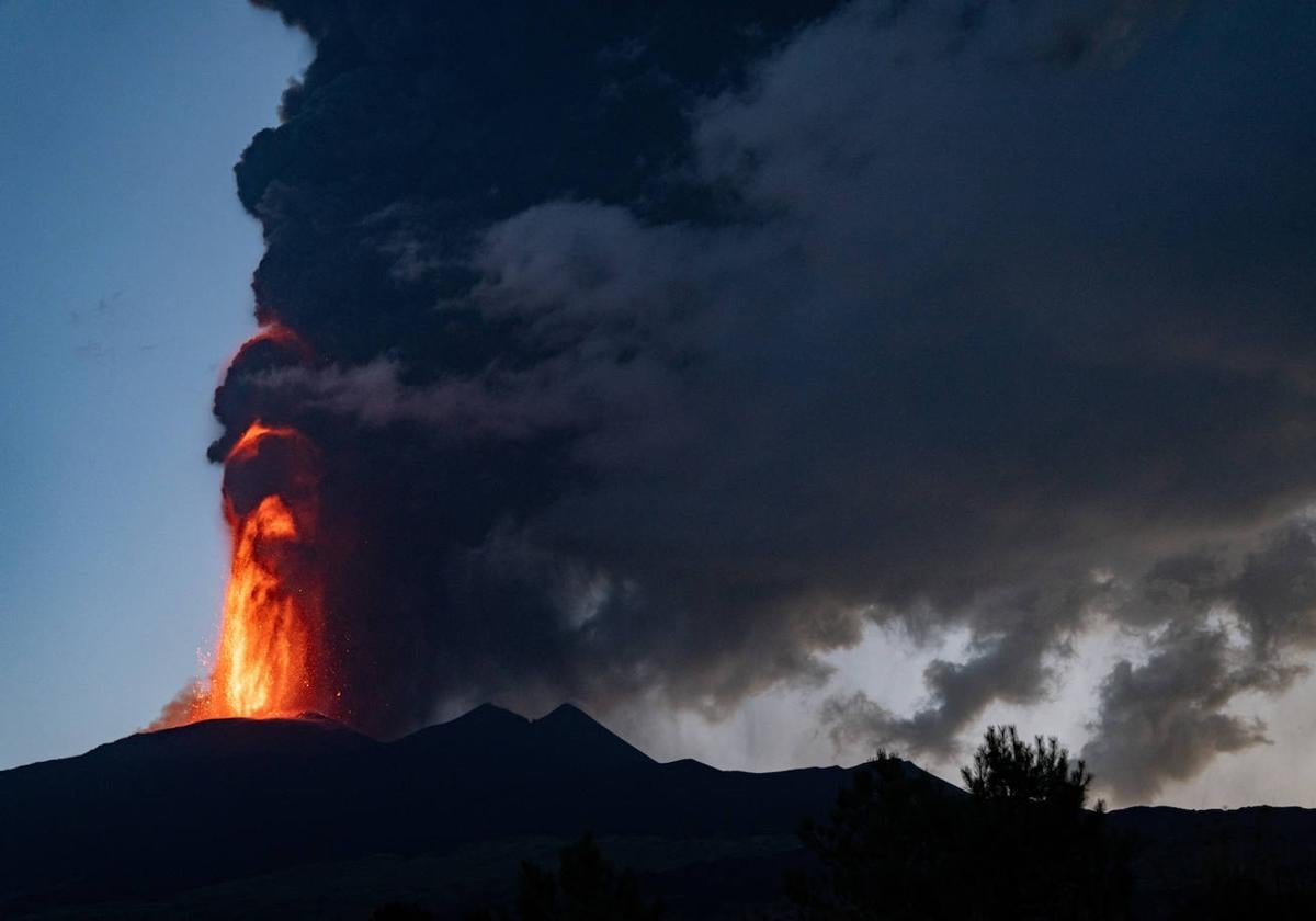 El Etna entra en erupción