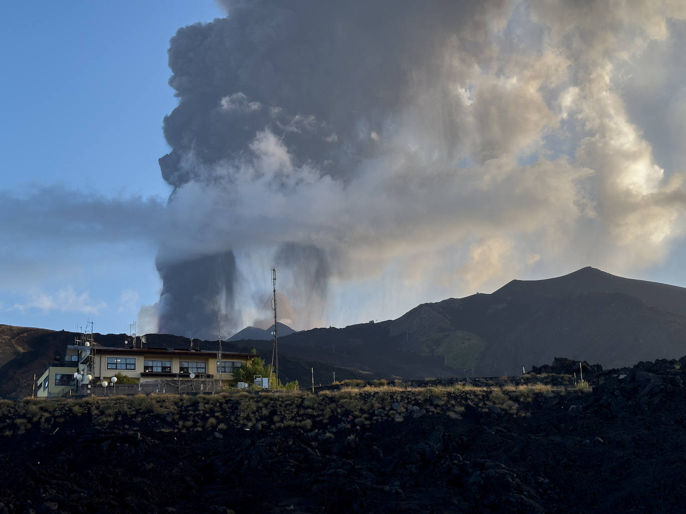 El Etna entra en erupción