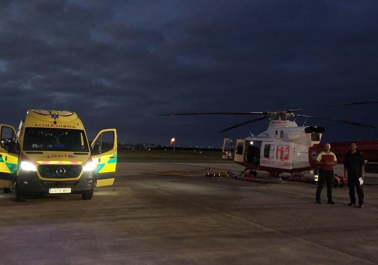 Ambulancia preparada para trasladar al vallisoletano rescatado al Hospital de Valdecilla.