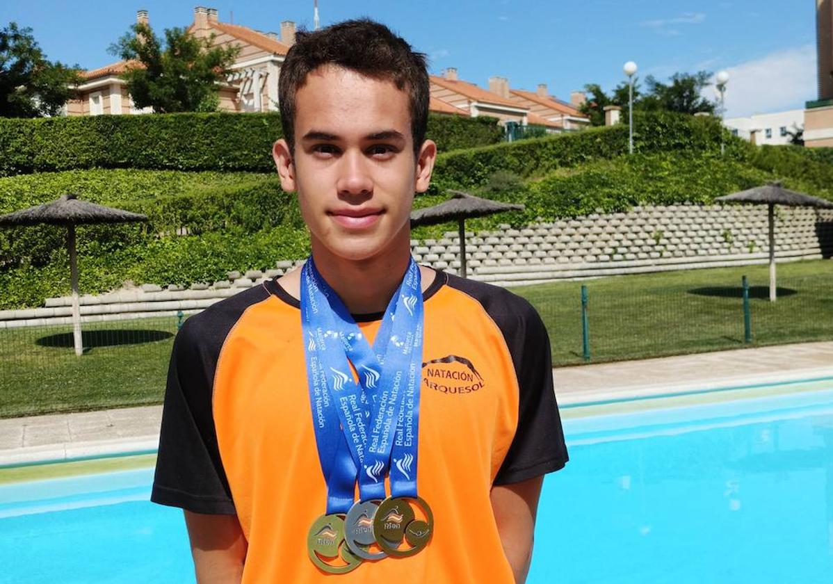 Marcos San José posa junto sus tres medallas conseguidas en el campeonato nacional.