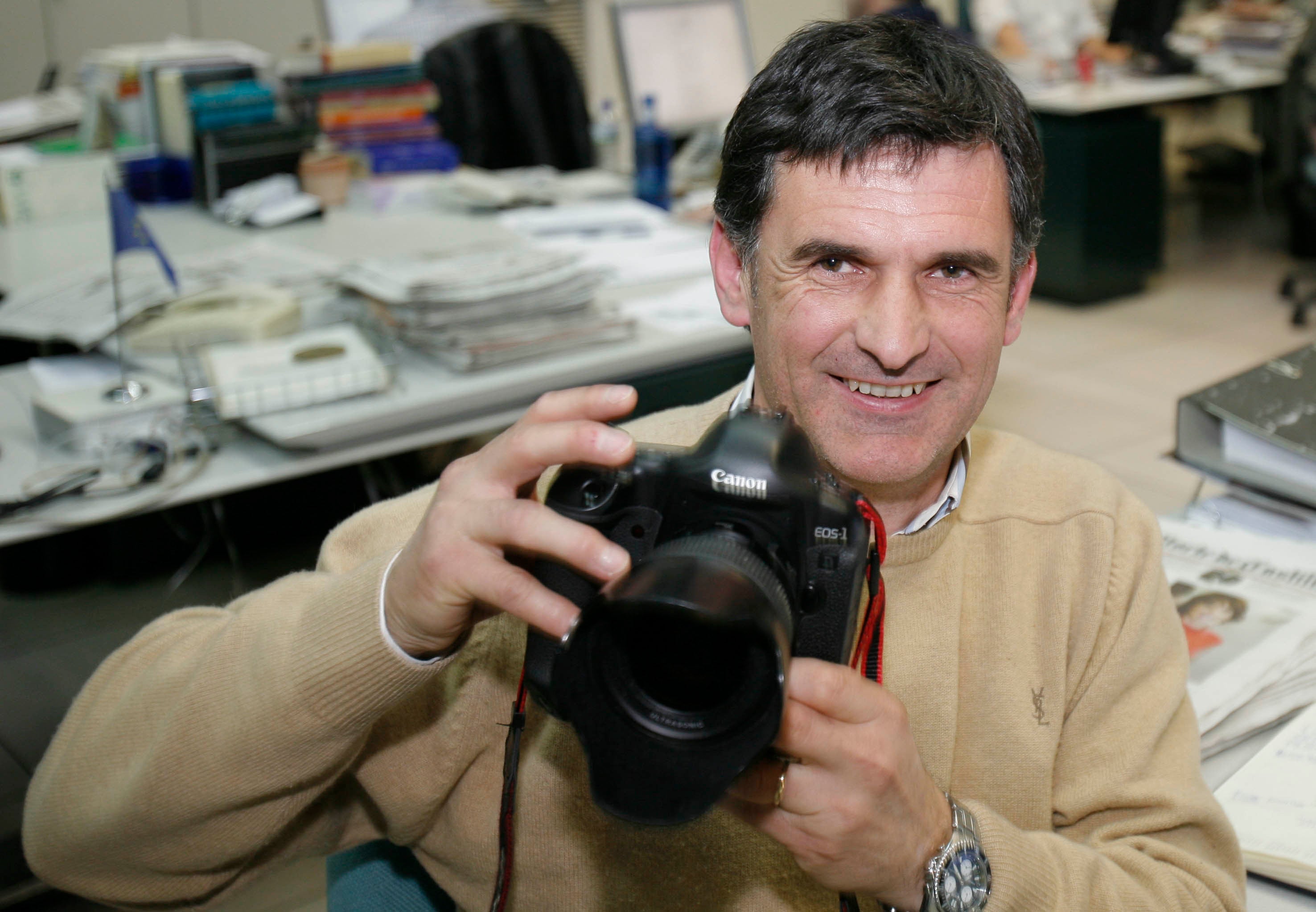 José Luis Mendilibar, en la redacción de El Norte de Castilla, en el año 2007, con la cámara de Gabriel Villamil.