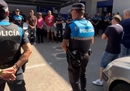 Minuto de silencio celebrado este lunes en la Policía Municipal en recuerdo de los agentes Luis Eduardo Izquierdo y Daniel Prieto, fallecidos en acto de servicio.