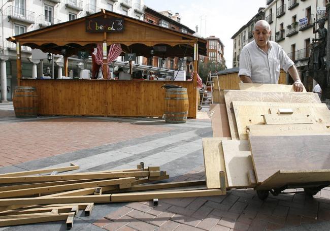 Un hostelero de la Feria de Día, el 11 de septiembre de 2006.