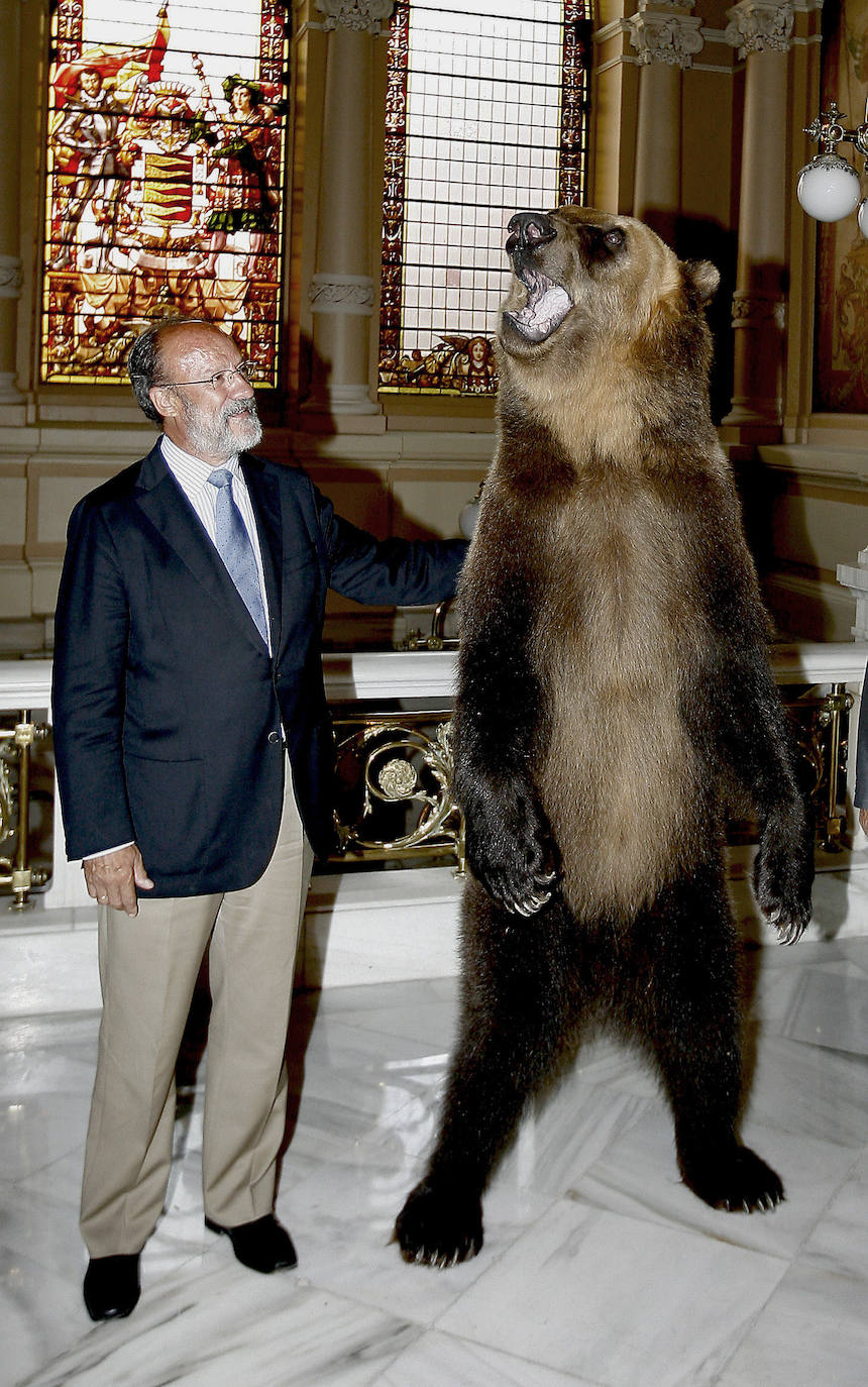 El exalcalde, Javier León de la Riva, junto al oso que anunciaba la presencia del circo en las fiestas, el 10 de septiembre de 2009.