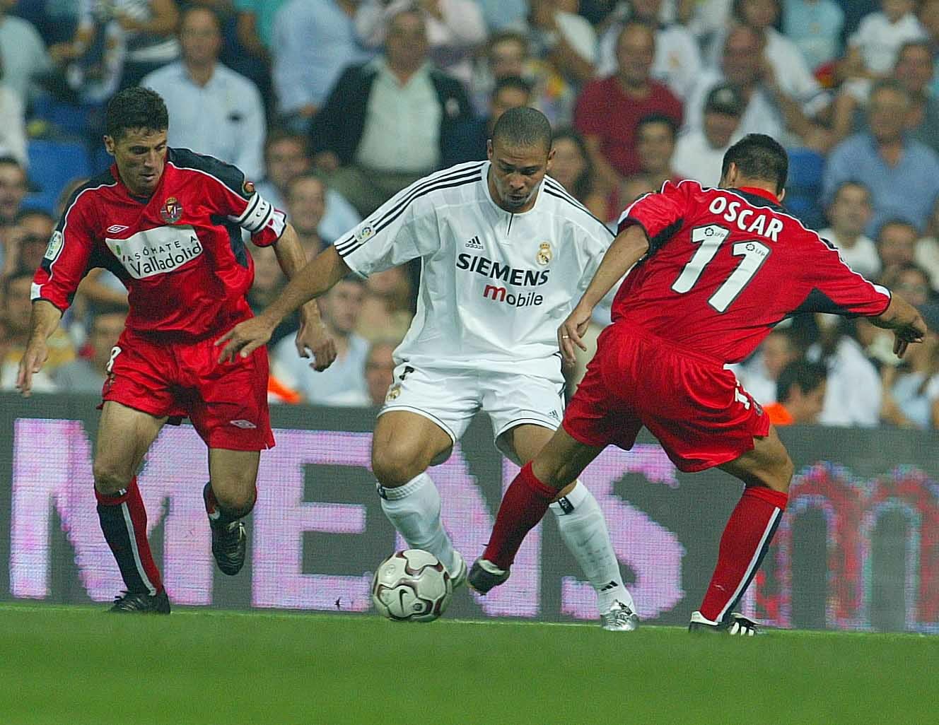 Ronaldo trata de superar a Torres Gómez y a Óscar, en el encuentro de 2003, en Valladolid.