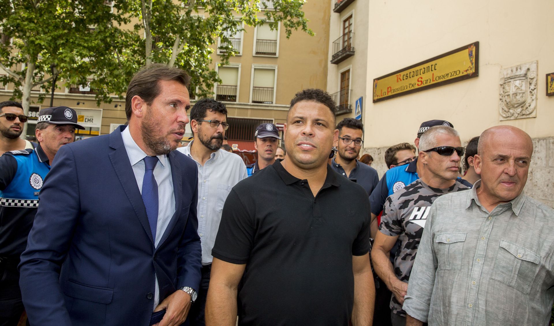 Ronaldo, junto a Óscar Puente, tras la oficialización de la compra del Real Valladolid por el astro brasileño, en septiembre de 2018, y antes de comer en La Parrilla de San Lorenzo.