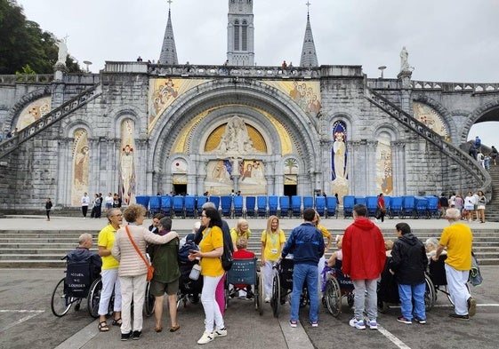 Los usuarios, acompañados de voluntarios y monitores, en el santuario.