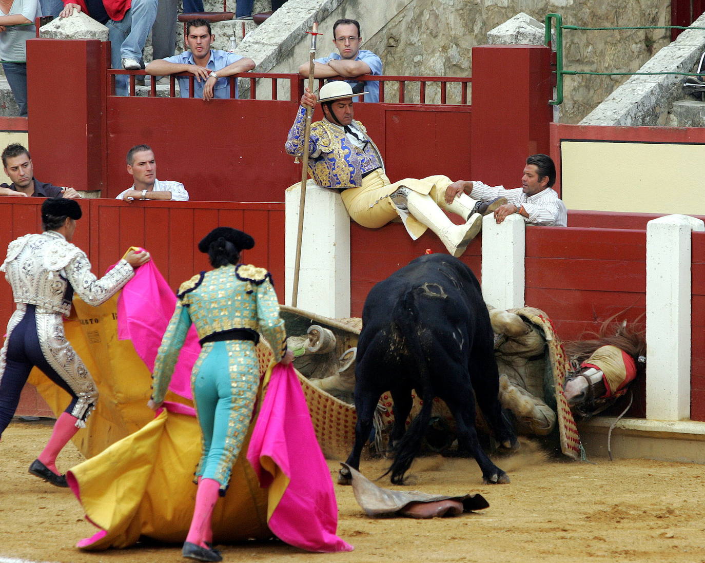 Un toro embiste a un picador en la corrida del 6 de septiembre de 2005.