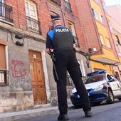 Una patrulla vigilará el bloque okupado en la calle Asunción hasta que sea desalojado