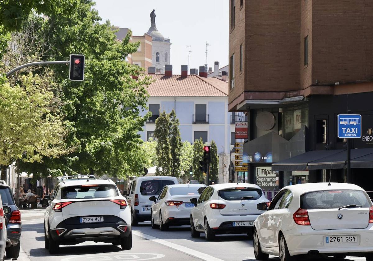 Varios coches llegan a la plaza de la Rinconada desde Poniente.