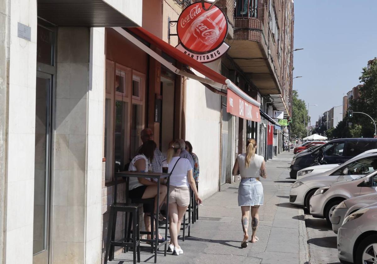 Clientes del bar Titanic, en Arca Real, consumen a la puerta del local en unas pocas mesas altas.