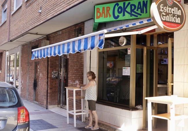 María José Caballero, dueña del bar Cokran, recoge unas copas en el exterior de su local.