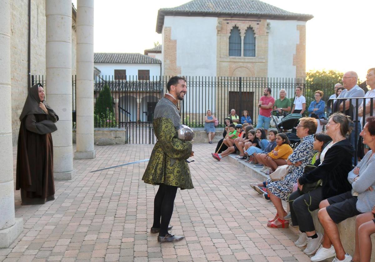 El rey Pedro I interactúa con el público en Astudillo.