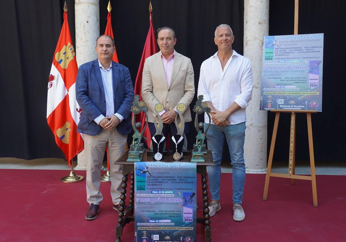 El presidente de la Delegación Territorial de Fútbol de Valladolid, Manuel Heredia, junto con el vicepresidente de laDiputación de Valladolid, Víctor Alonso, y el alcalde de Villanubla en la presentación del torneo.