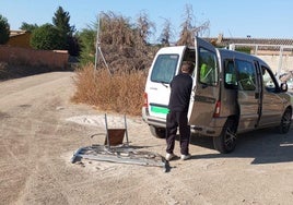 Usuario arrojando residuos en la entrada del punto limpio