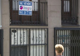 Cartel de venta de vivienda en la calle General Ruiz de Valladolid.