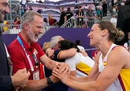 El Rey Felipe VI felicitó a los jugadoras españolas del baloncesto 3x3, tras el triunfo.