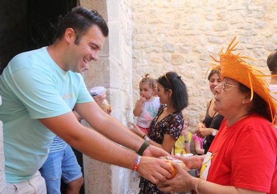 El alcalde, Víctor Arroyo, durante el tradicional reparto de pan, chocolate y naranja.