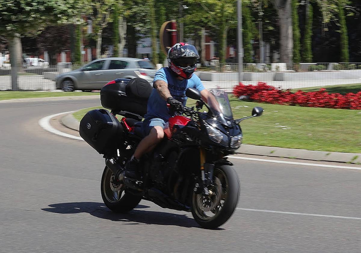 Un motorista circula por la Plaza de los Jardinillos.