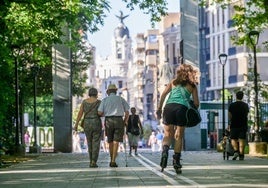 Varias personas caminan por Valladolid capital.