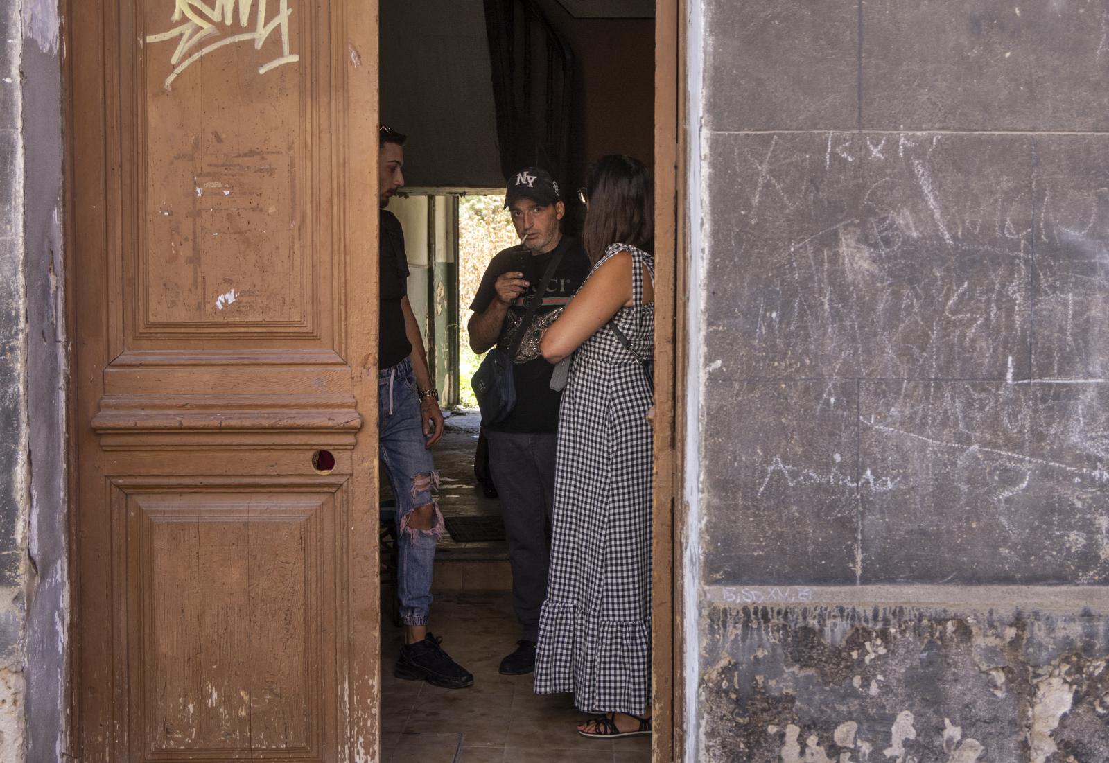 Imagen secundaria 2 - Visita de los Servicios Sociales al bloque okupado en calle Asunción.