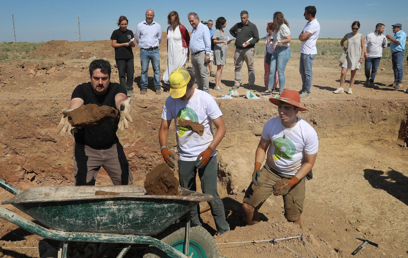 Trabajo de los voluntarios en el yacimiento arqueológico de Paredes