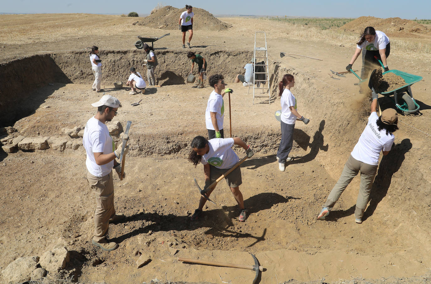 Trabajo de los voluntarios en el yacimiento arqueológico de Paredes