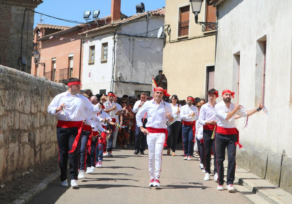 Los danzantes encabezan la procesión con la imagen de San Mamés.