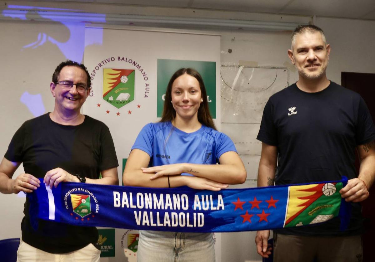 Miguel Ángel Peñas y Salva Puig, junto con la jugadora Nerea Patiño, en la presentación de la nueva campaña de abonados.