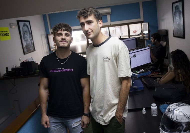 Álex González y Sergio Pérez, miembros del equipo de Asscenssion, que busca crear una escena de techno en Valladolid.