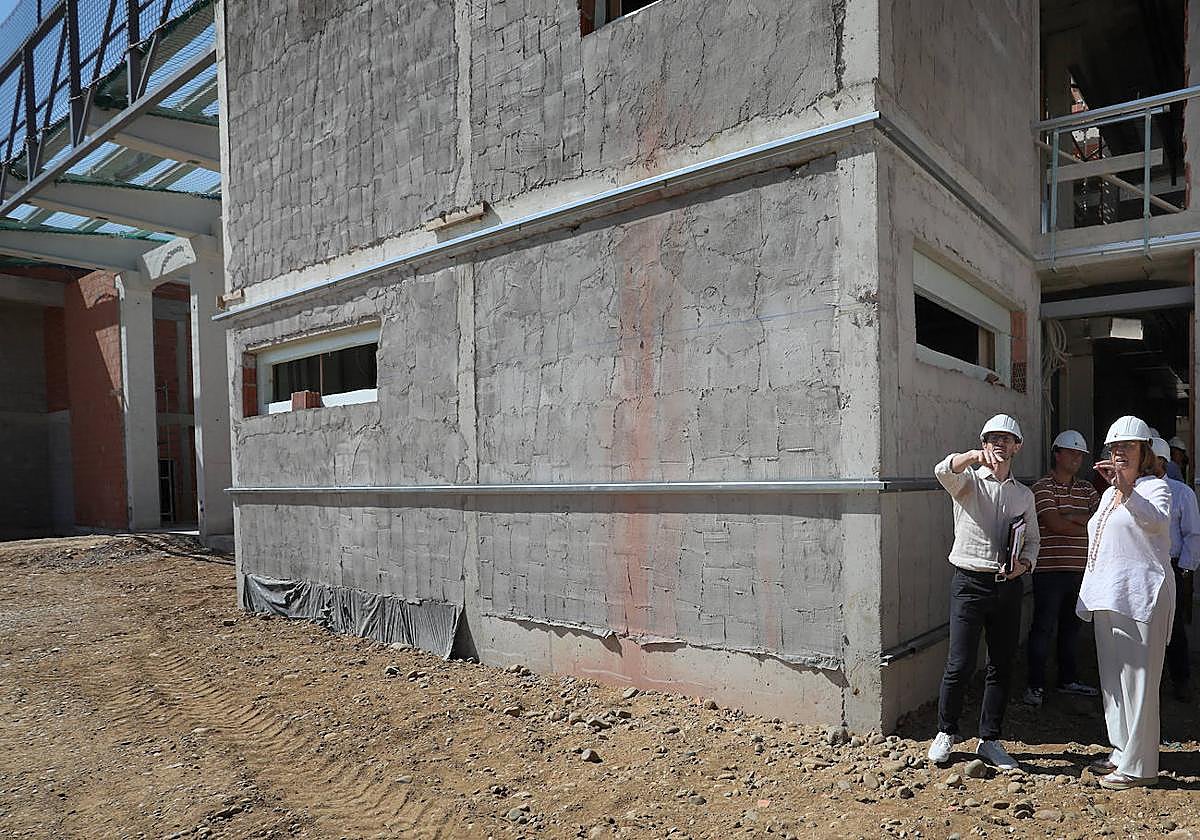 La presidenta de la Diputación visita las obras del nuevo parque de bomberos de Saldaña.