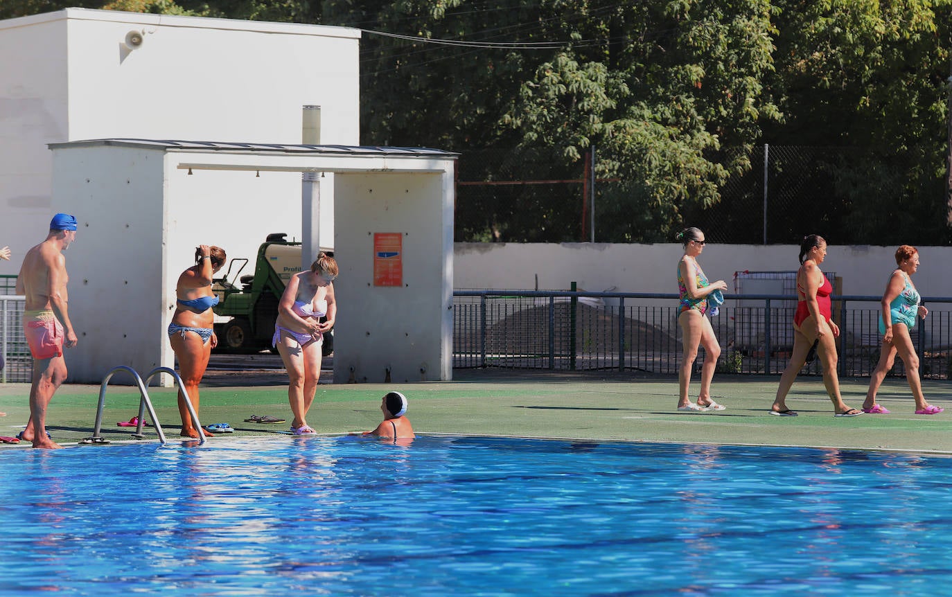 La ola de calor abarrota las piscinas de Palencia