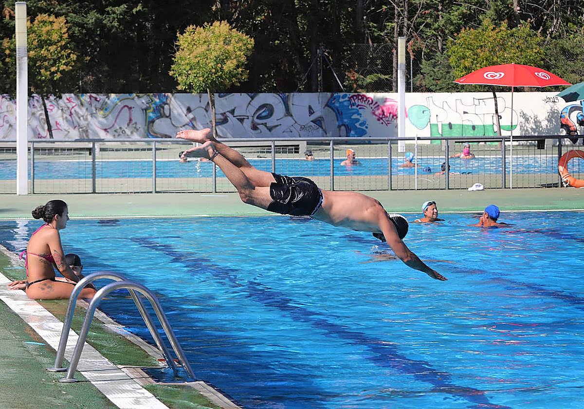 Los bañistas vuelven a disfrutar de la piscina olímpica.