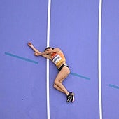 Águeda Marqués derriba la puerta del 1.500 con una remontada portentosa