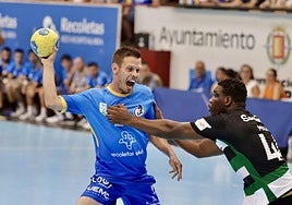 Miguel Camino trata de superar la defensa del visitante Moga.