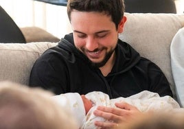 Hussein de Jordania con su hija Iman, en brazos.