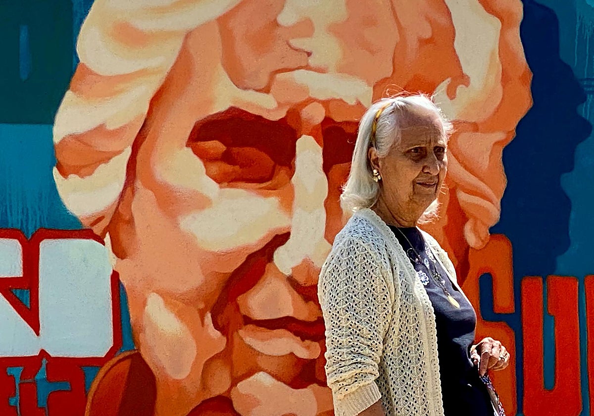 Francisca Hernández Samprimitivo 'Kika' junto al mural 'Castronuño con mirada de mujer'