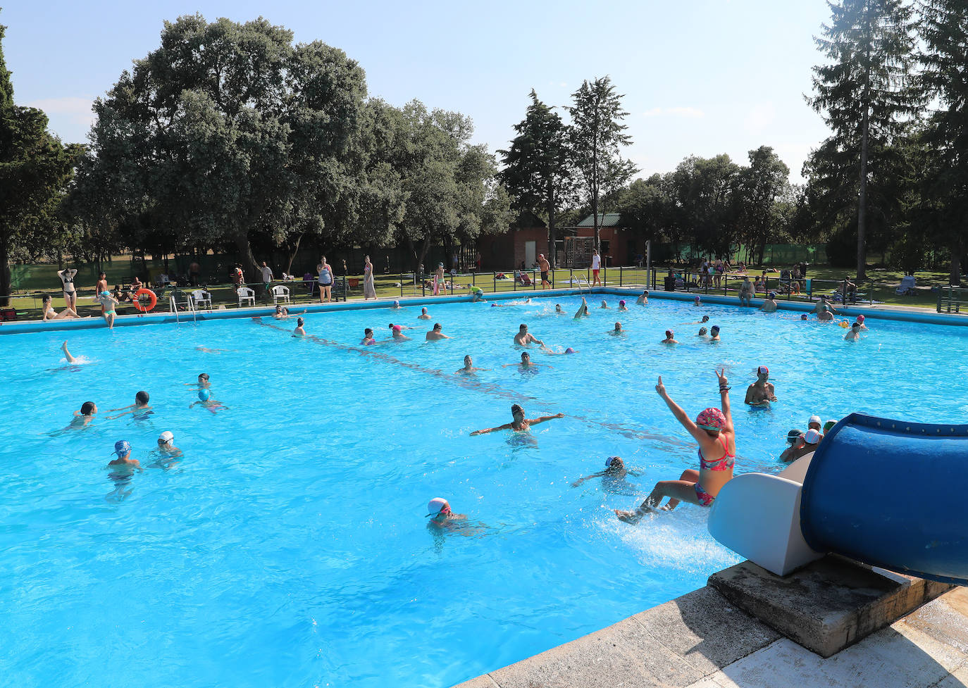 La ola de calor abarrota las piscinas de Palencia